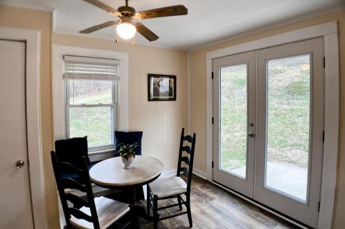 The Farmhouse & The Perch Guesthouse in Weaverville, USA