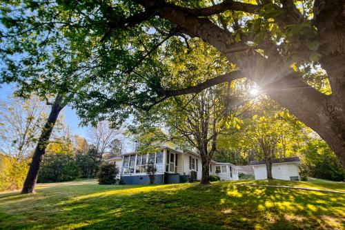 The Farmhouse & The Perch Guesthouse in Weaverville, USA