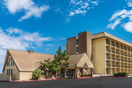 Howard Johnson by Wyndham Albuquerque Midtown