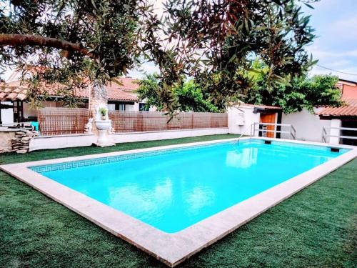 Villa au calme + grande piscine - Location, gîte - Saint-Saturnin-lès-Avignon