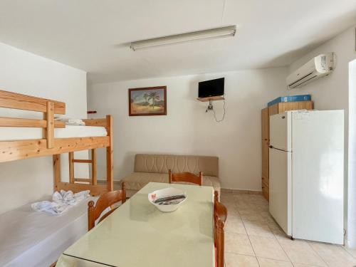 1 double bed, 2 bunk beds