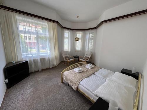 1 queen bed, 1 sofa bed