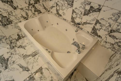 Newarise Hotel in Різе