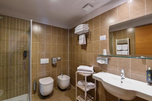One-Bedroom Apartment with Terrace, Beach Access and Parking image 10