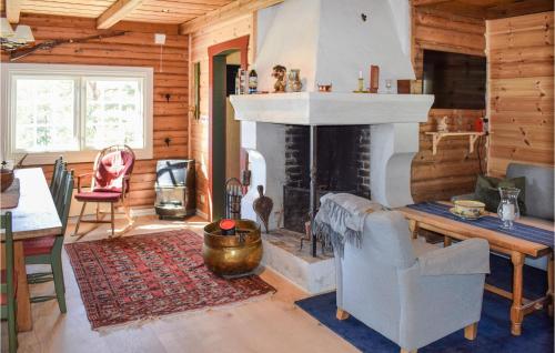3 Bedroom Lake Front Home In Sperrebotn in Мосс