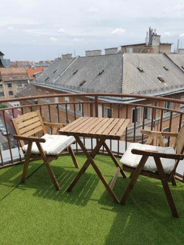 Modern top floor loft with balcony, Budapest (Foto 5)