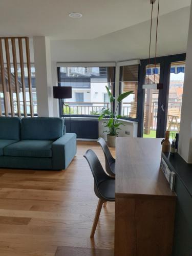 Modern top floor loft with balcony, Budapest (Foto 10)