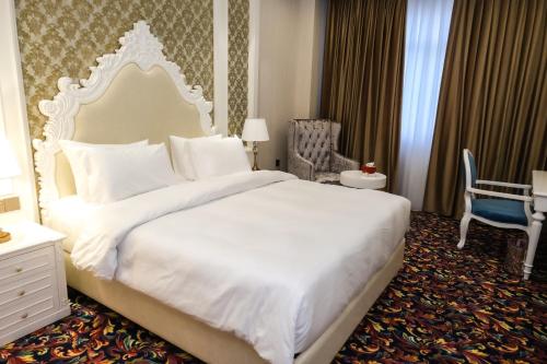 Deluxe King Room image 3