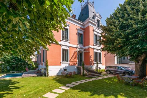 Villa with pool and garden close to Lyon - Welkeys