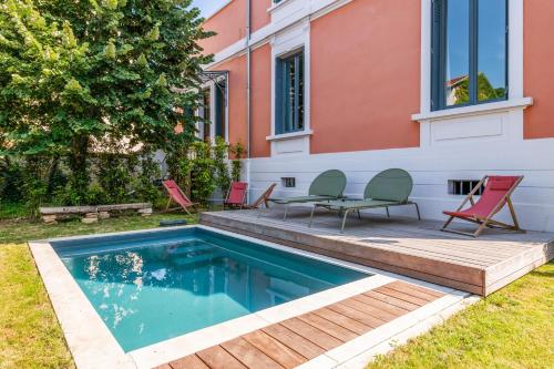 Villa with pool and garden close to Lyon - Welkeys