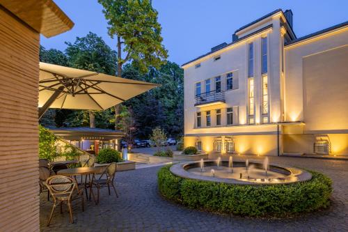 Buitenkant, Lion's Castle Hotel in Lviv