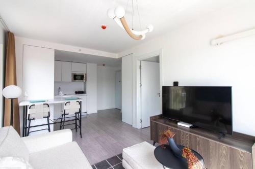 Bright Corner 1BR Apartment w Gym & Free Parking #70