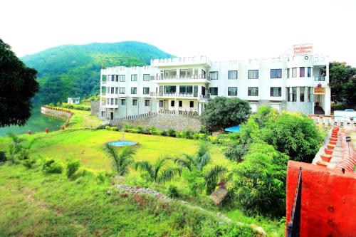 Rang Bhawan Inn - A Lake View Hotel