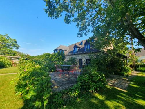 Maison en pierre dans son nid de verdure