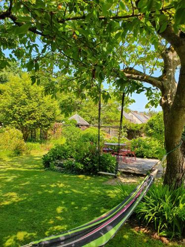 Maison en pierre dans son nid de verdure