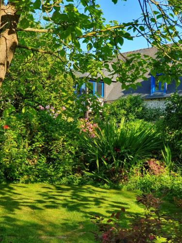 Maison en pierre dans son nid de verdure