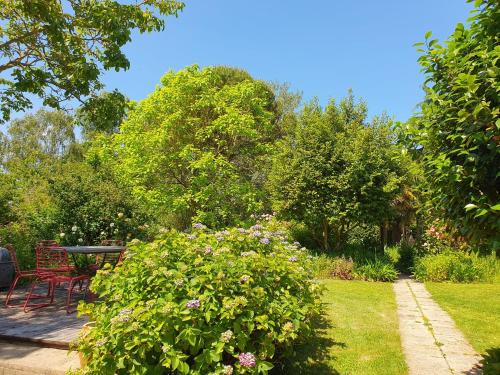 Maison en pierre dans son nid de verdure