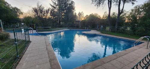 สระว่ายน้ำ, Hotel y Cabañas Las Mellizas - Caja Los Andes (Hotel y Cabanas Las Mellizas - Caja Los Andes) in ลอส แองเจลิส