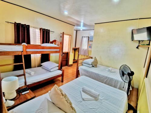 2 double beds, 1 bunk bed