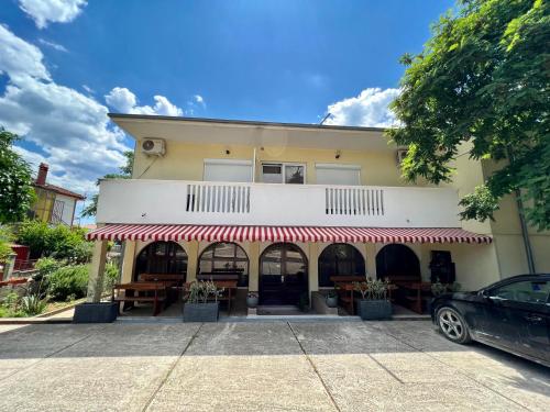  Apartments and pansion M&R in Turanj