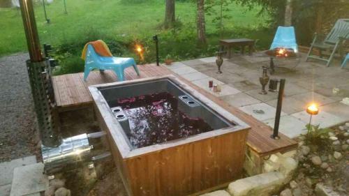 热水浴池, Glamping Troll House Eco-Cottage, Nuuksio for Nature lovers, Petfriendly in 埃斯波森德