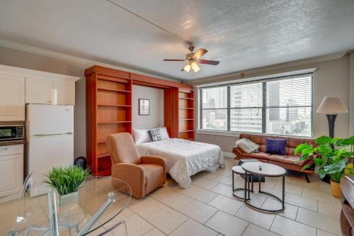 Downtown Jacksonville Studio with City Views! in Jacksonville, USA