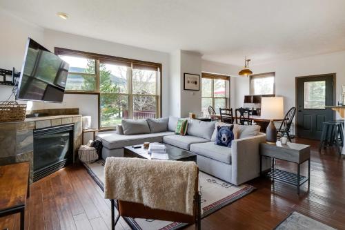 Stunning Dillon Townhome with Mtn Views and Fireplace!