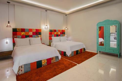 2 queen beds