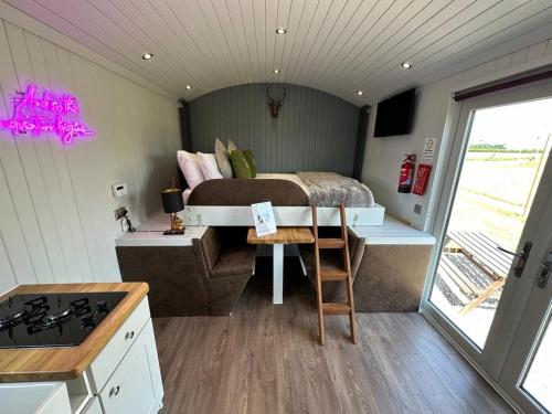 Kitchen, The Stag's Head - Shepherds Hut in Singleton
