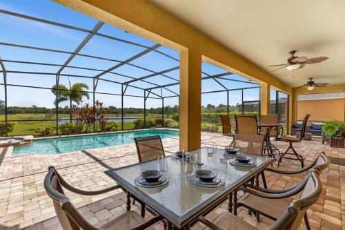 535 -Villa Belvedere, A Stunning, Spacious 5 Bed Lake View Home with Pool and Spa in Davenport, USA