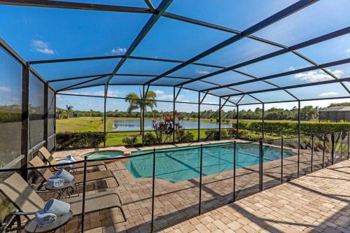 535 -Villa Belvedere, A Stunning, Spacious 5 Bed Lake View Home with Pool and Spa in Davenport, USA