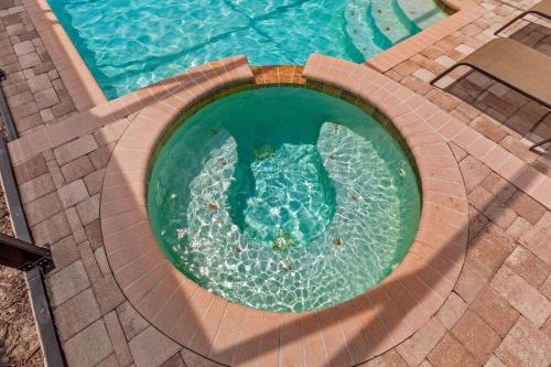 535 -Villa Belvedere, A Stunning, Spacious 5 Bed Lake View Home with Pool and Spa in Davenport, USA