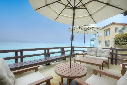 Oceanfront 4BR, Private Beach & Patio, Remodeled Kitchen