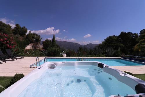 Villa de charme au calme, vue panoramique Terrasse Piscine, Jacuzzi 100% privé.
