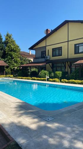 Four seanson müstakil sıcak havuzlu villa