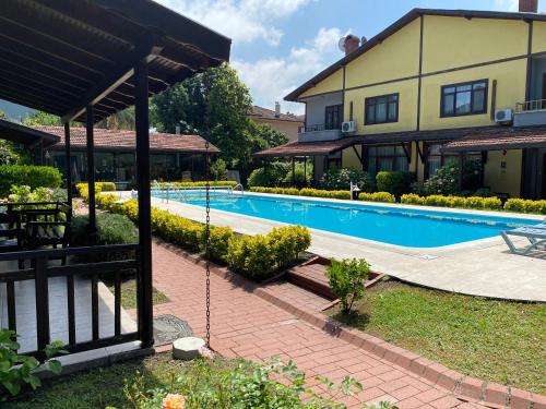 Four seanson müstakil sıcak havuzlu villa