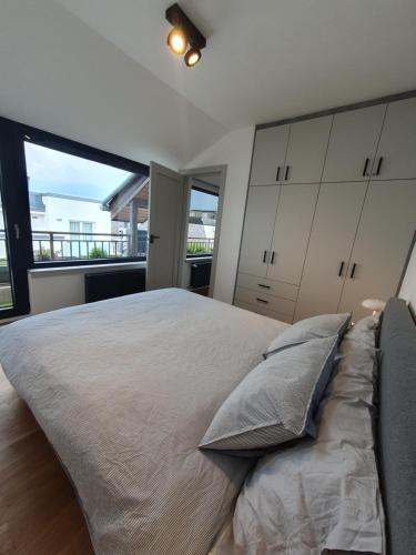 Modern top floor loft with balcony, Budapest (Foto 4)