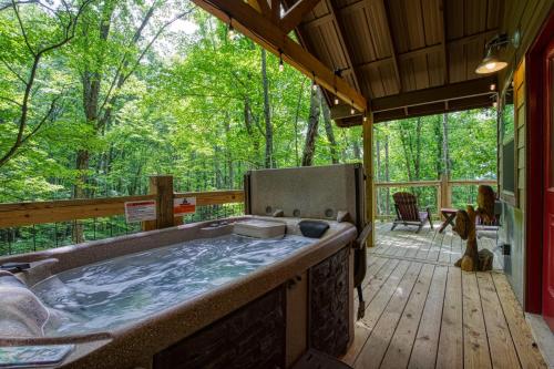 Owls Nest, Hot Tub, WIFI, Featured on Barnwood Builders, Free Attraction Tickets!!! in ชานเมืองพีเจี้ยน ฟอร์จ