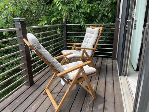 ระเบียง/ชานเรือน, One bedroom with modern kitchen, balcony with water view in กรีนิช (คอนเนตติคัต)