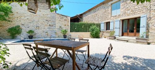 Le mazet Sainte-Jalle, piscine chauffée, jardin clos, barbecue en Baronnies Provençales