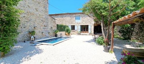 Le mazet Sainte-Jalle, piscine chauffée, jardin clos, barbecue en Baronnies Provençales