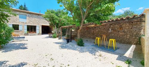 Le mazet Sainte-Jalle, piscine chauffée, jardin clos, barbecue en Baronnies Provençales