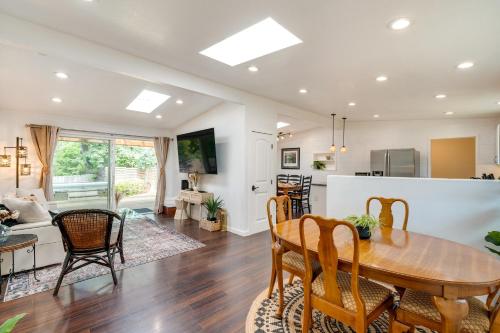 Modern Meadow Vista Vacation Home w/ Spacious Deck in Colfax (CA)