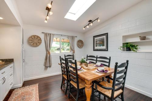 Modern Meadow Vista Vacation Home w/ Spacious Deck in Colfax (CA)