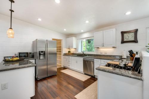 Modern Meadow Vista Vacation Home w/ Spacious Deck in Colfax (CA)