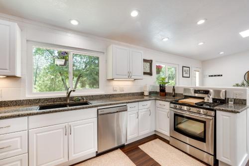 Modern Meadow Vista Vacation Home w/ Spacious Deck in Colfax (CA)