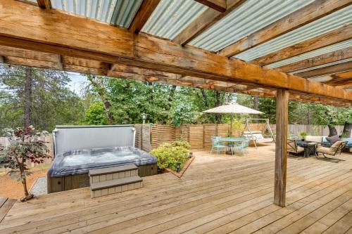 Modern Meadow Vista Vacation Home w/ Spacious Deck in Colfax (CA)