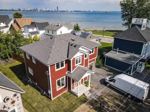 Lake view house with three ensuites and balcony