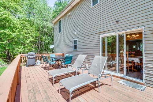 Pennsylvania Escape with Hot Tub, Fire Pit and Deck! in Long Pond, USA