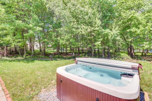 Pennsylvania Escape with Hot Tub, Fire Pit and Deck! in Long Pond, USA
